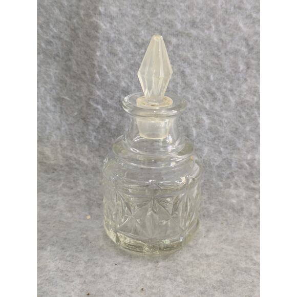 Set Of 2 Vintage Mid Century Clear Glass Bottle Salt Pepper Shaker Lid Stopper - Picture 2 of 15